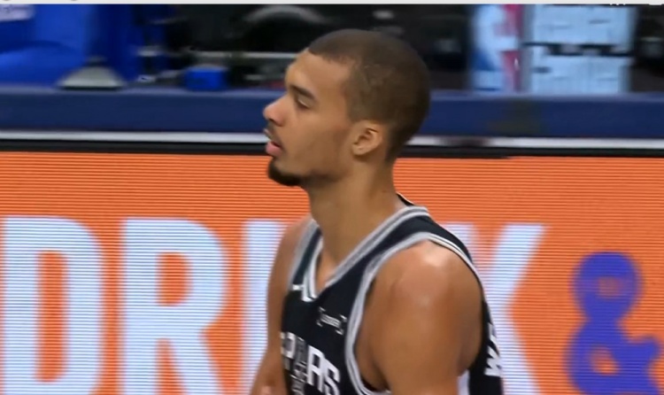 易游体育-太高了!文班突破手肘打到克里斯蒂脸部 吃到本场第二个进攻犯规