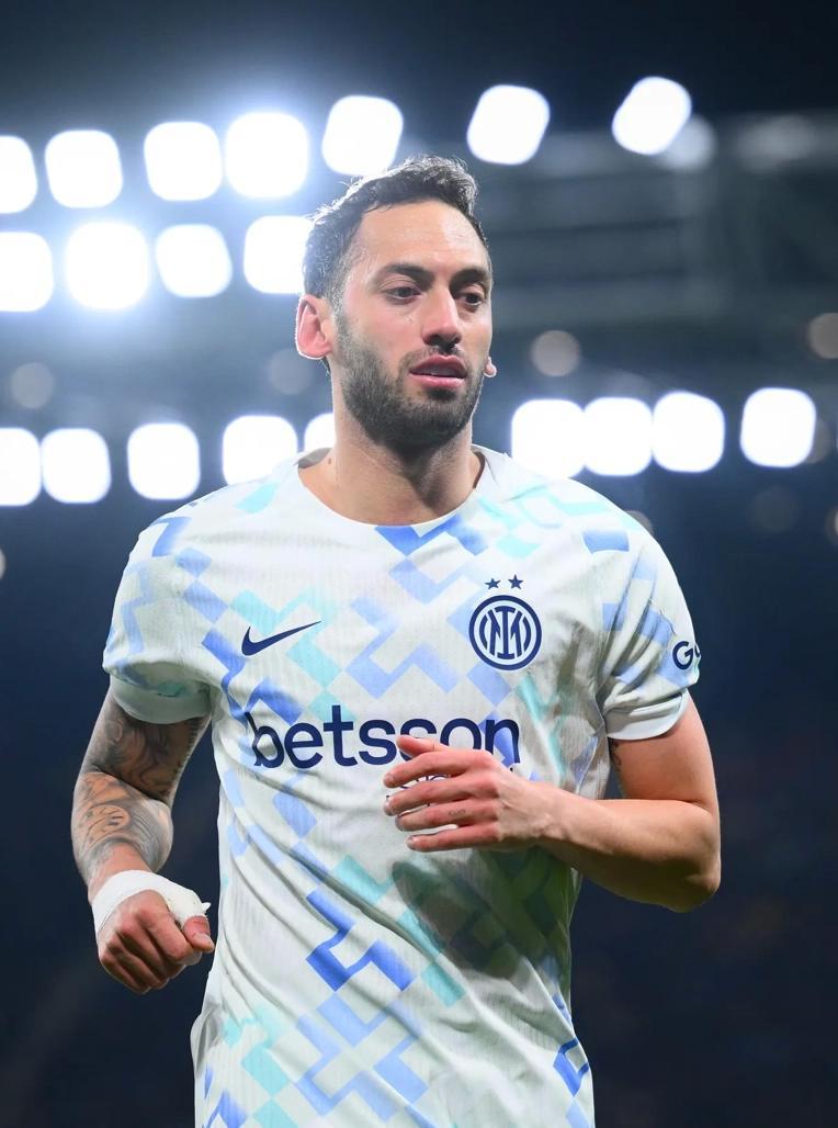 易游体育-国米官方:恰尔汗奥卢左侧比目鱼肌出现肌肉劳损症状