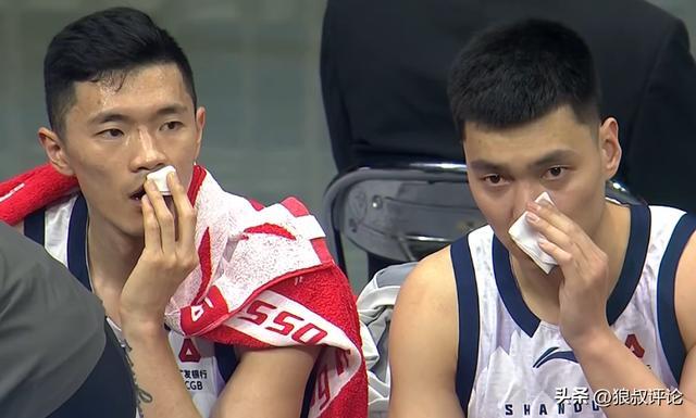 易游体育品牌-复刻CBA名画!陈林坚和陈培东同时拿纸巾擦血引关注