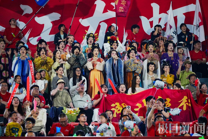 潜江赛场内外皆精彩：来看一场球，爱上一座城|楚超|体育场|潜江中学体育场|足球联赛|揭幕战_新浪体育_新浪新闻